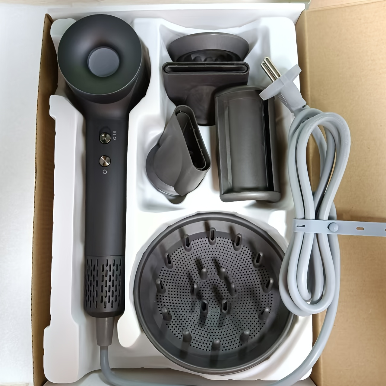 kohteen kuva   harjaton moottorilla varustettu hiustenkuivaaja, joka kuivaa nopeasti, sisältää neljä värilämpötila-asetusta,   hiusten laatu, muotoilee tehokkaasti ja toimii hiljaisesti päästäen negatiivisia ioneja