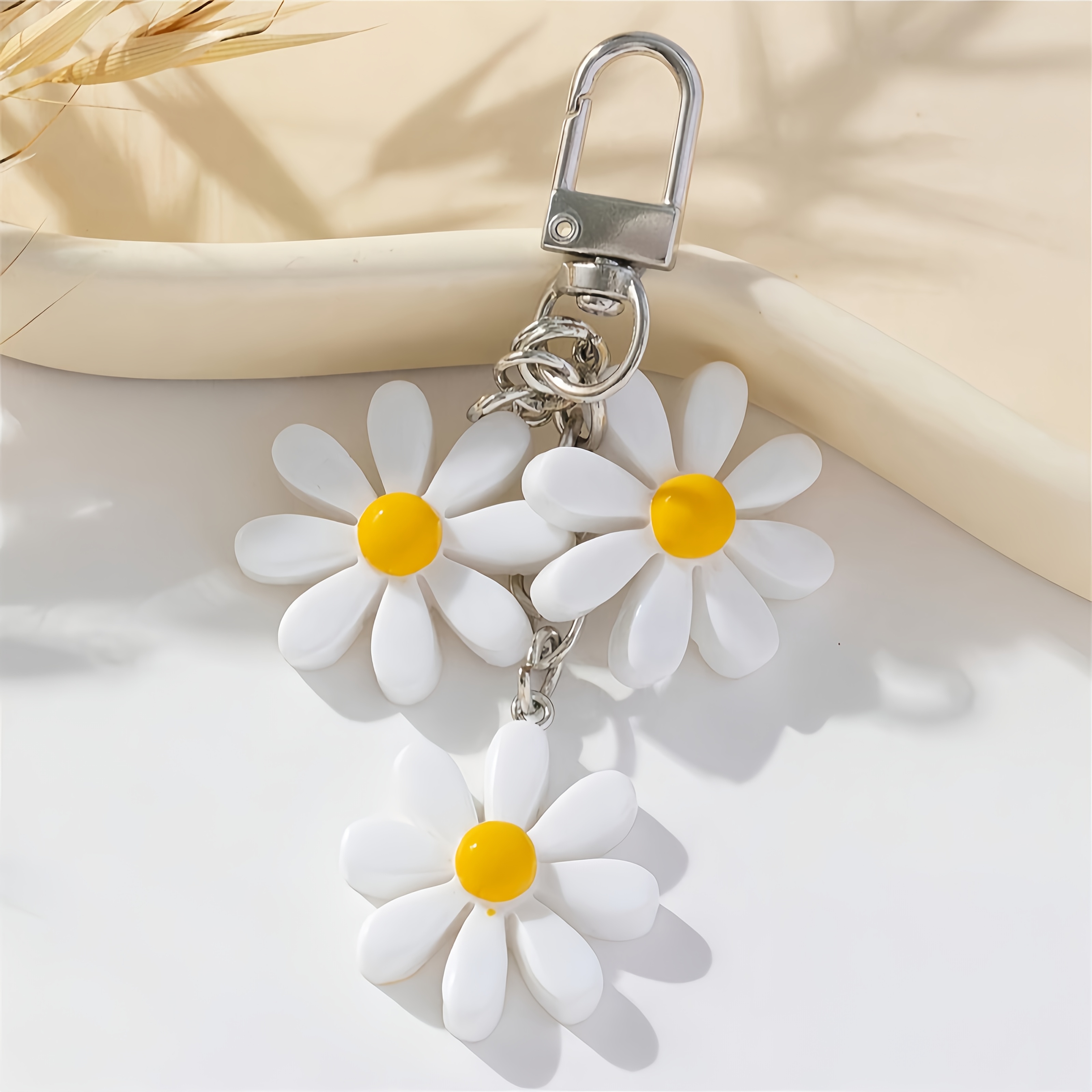 TEMU Un llavero de margarita blanca elegante y exquisito, un llavero lindo, un accesorio para damas, un regalo, un accesorio para el coche, una