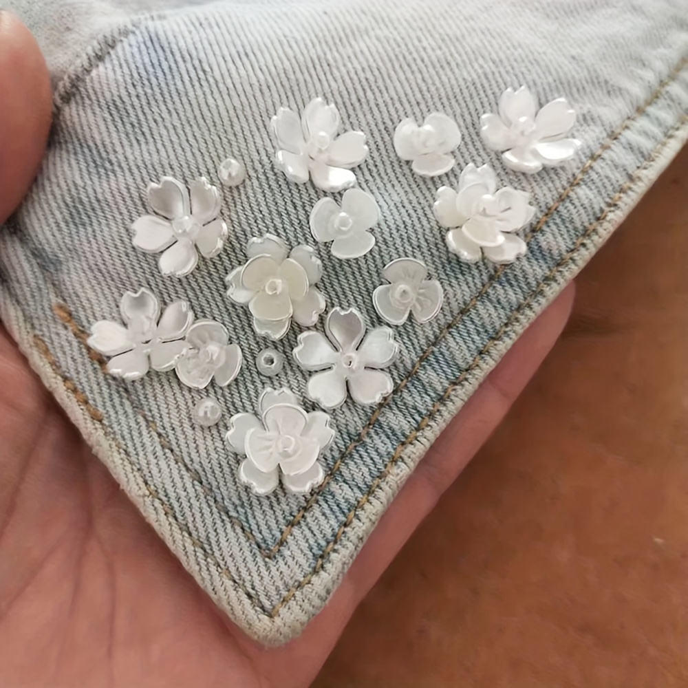 E-shop 1 Packung 100 Stück handgemachte dekorative Strass Stoffaufkleber Hochzeitskleid Perlenkleid Blume Weiß Kleidung 3D Blumenblätter Blütenstiele
