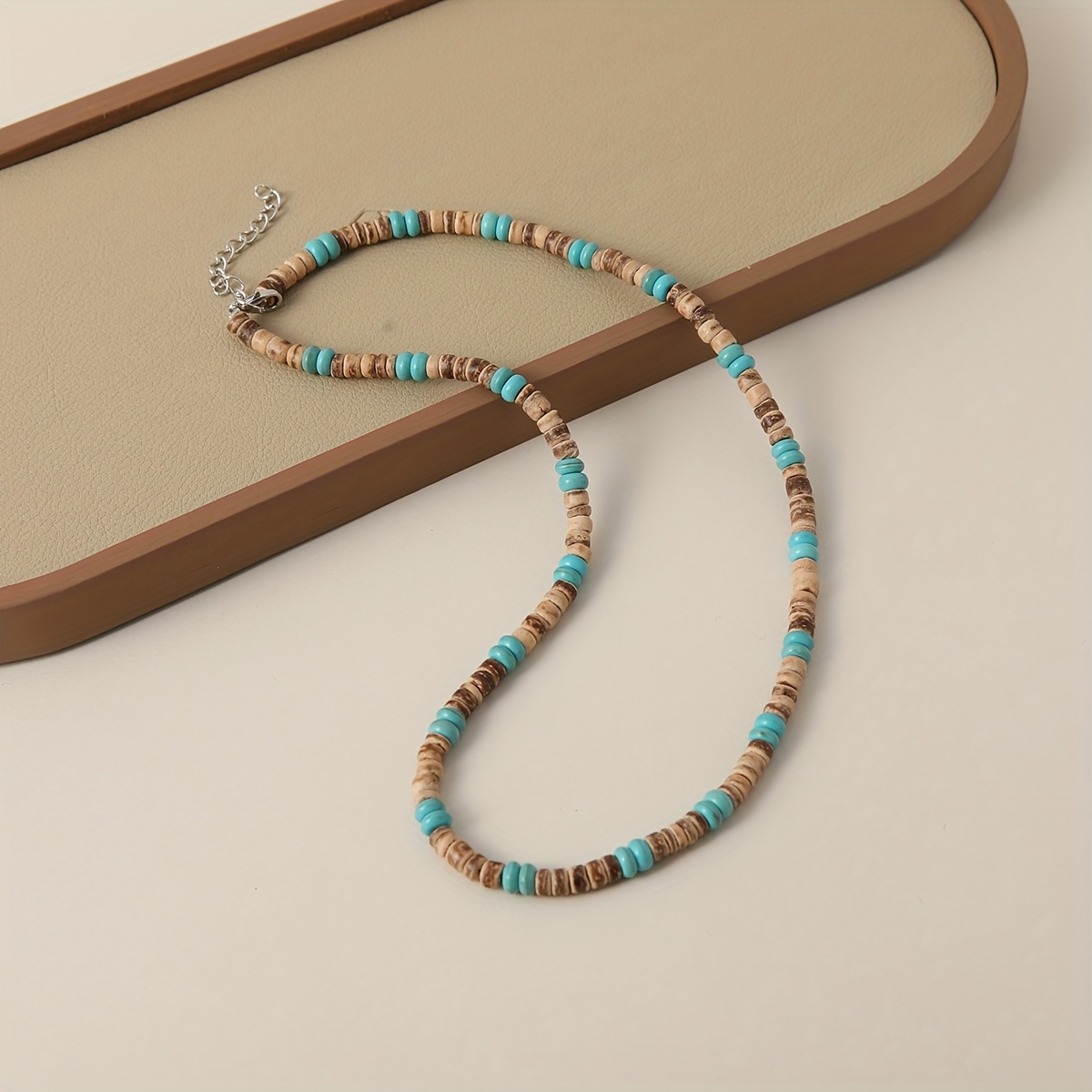 E-shop Eine mehrfarbige Halskette im Boho-Stil mit Holzperlen und Kokosnussmuscheln für Damen und Herren, als Geschenk zum Muttertag oder Vatertag