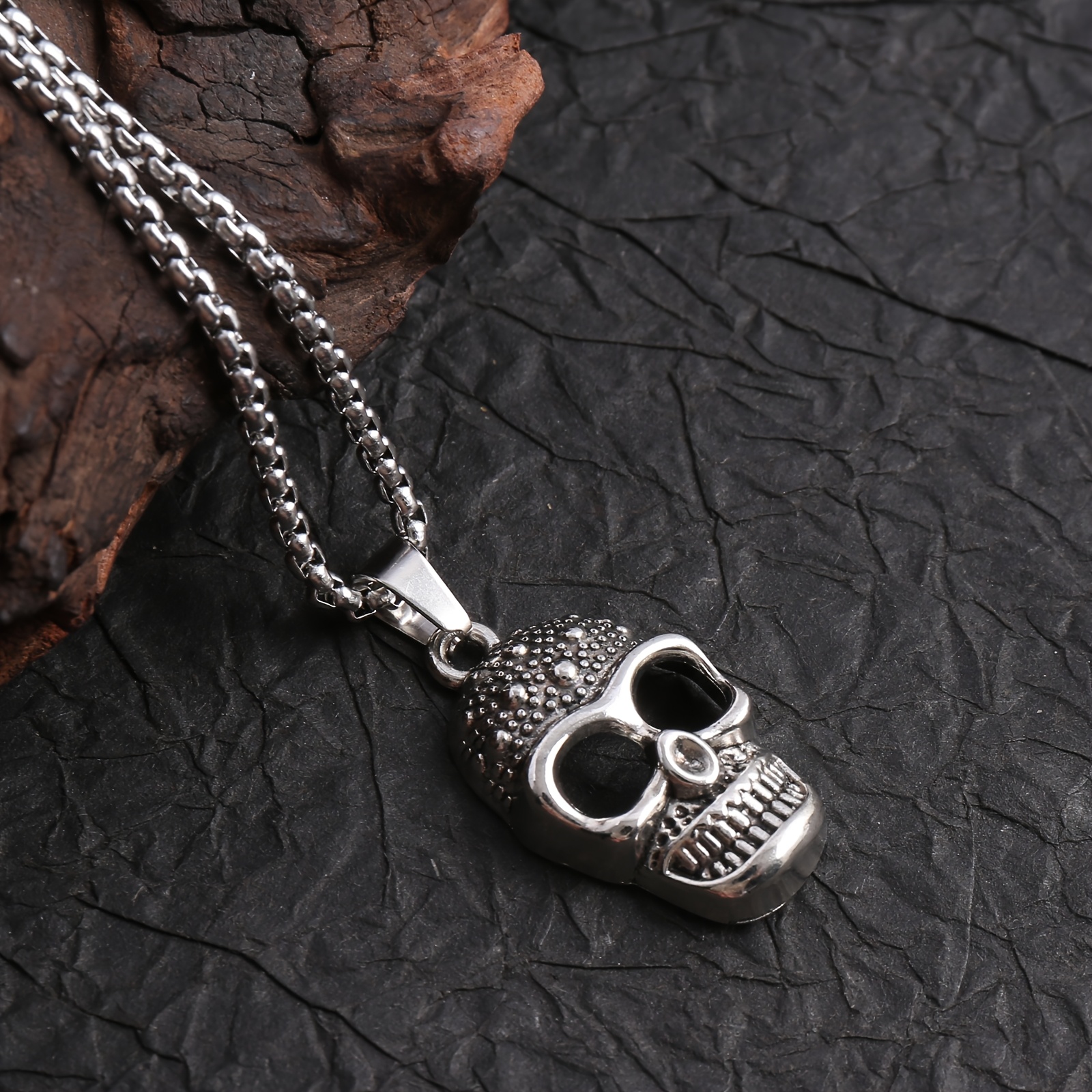 E-shop Vintage silberfarbener Schädel-Metallanhänger-Halskette mit dunklen Elementen. Ein einzigartiges Accessoire, das sich für den eignet, mit einem