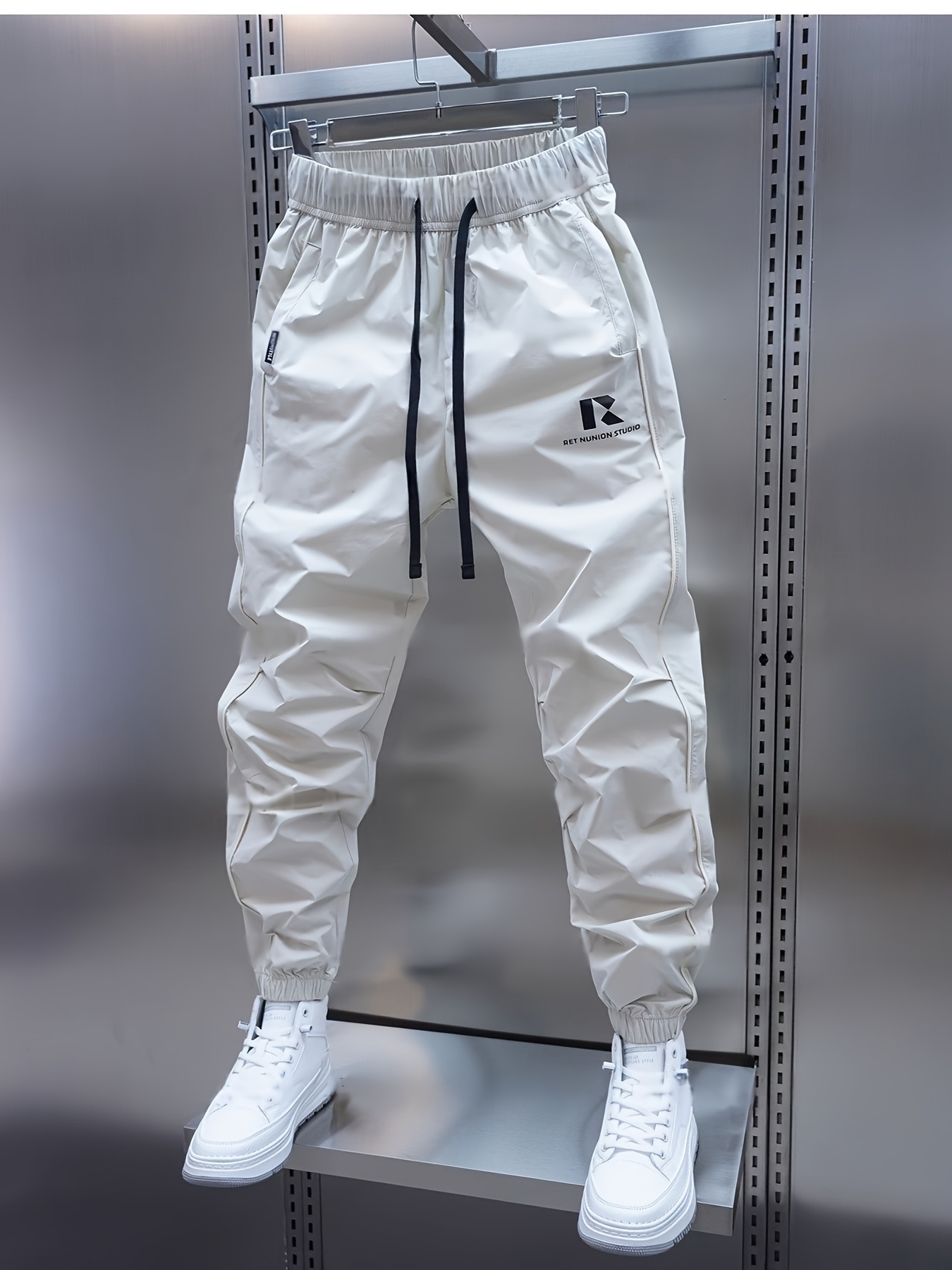 pantalones jogger para hombre con cinturilla elástica y cordón ajustable en . decoración con   marca para un estilo moderno. corte   para deporte o uso casual, con patas ajustadas para un look elegante.     con diferentes prendas, desde camisetas básicas   chaquetas