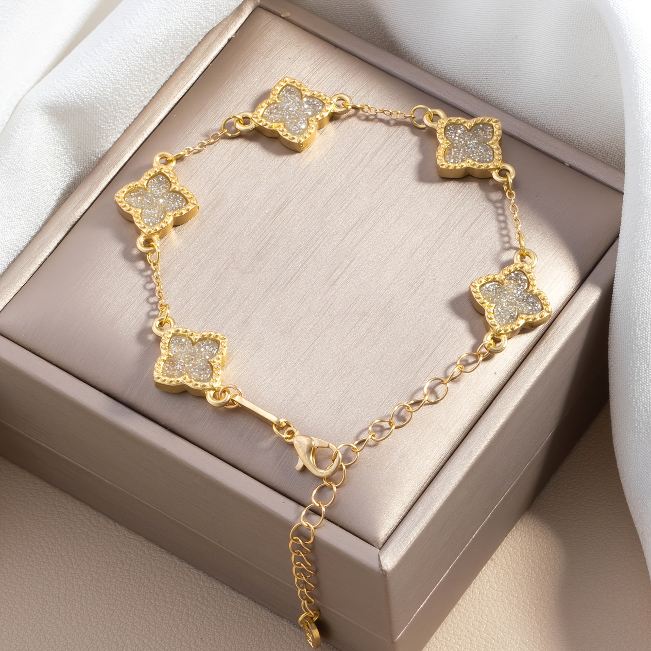 Image of New Luxurious And Elegant Clover Bracelet (no Gift Box)
