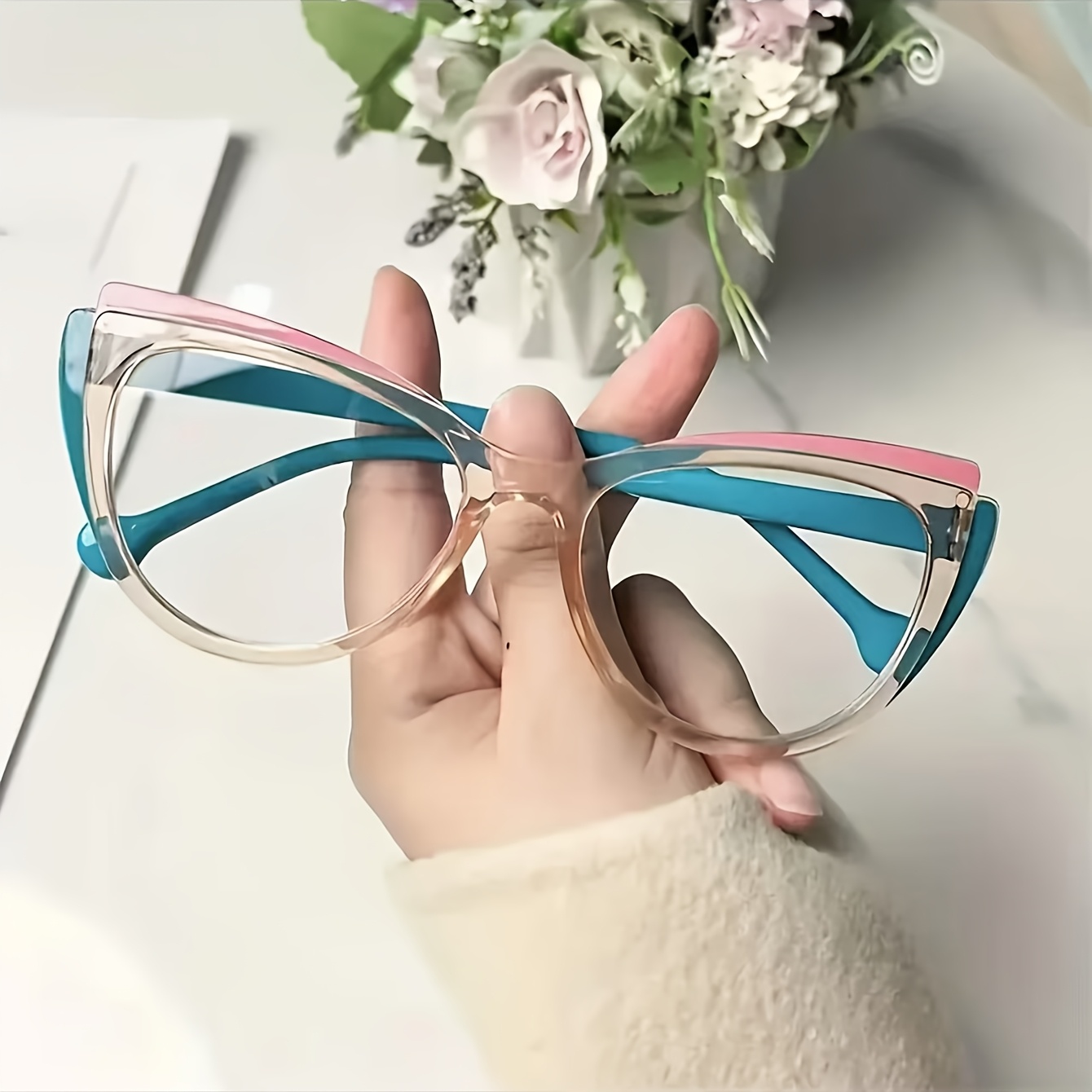 A Pair of Vintage-Style Cat-Eye Glasses Suitable for Both Men And Women, Featuring a Trendy Leopard Print Color-Block Design. They Are Perfect for Everyday Wear And Office Commutes