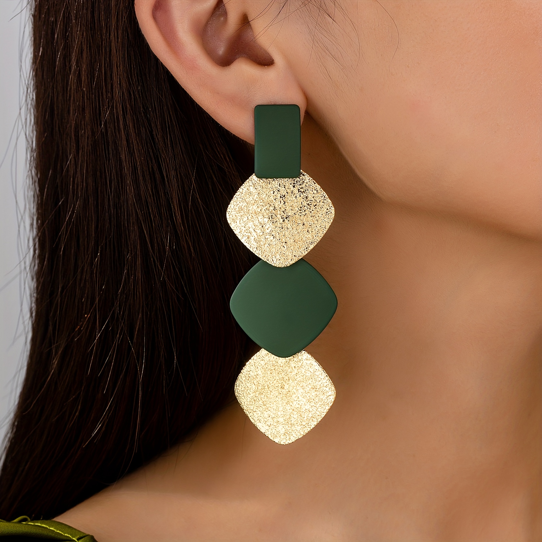 Image of A Pair Of Trendy Geometric Square Overlapping Color-blocking Drop Earrings With A Metallic Style, Suitable For Casual, Vacation, Party, Commuting And Daily Wear.