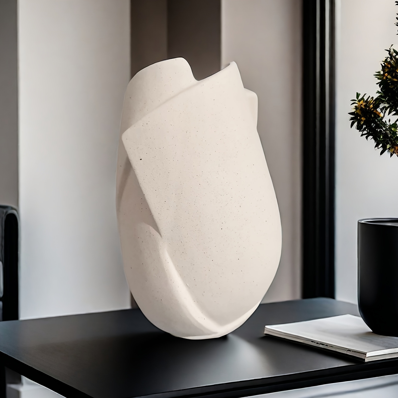A 23cm high vase suitable for indoor and outdoor flower cultivation, with a rough surface that looks more advanced. The interior is waterproof and does not leak. It can also be used as an indoor flower insert decoration