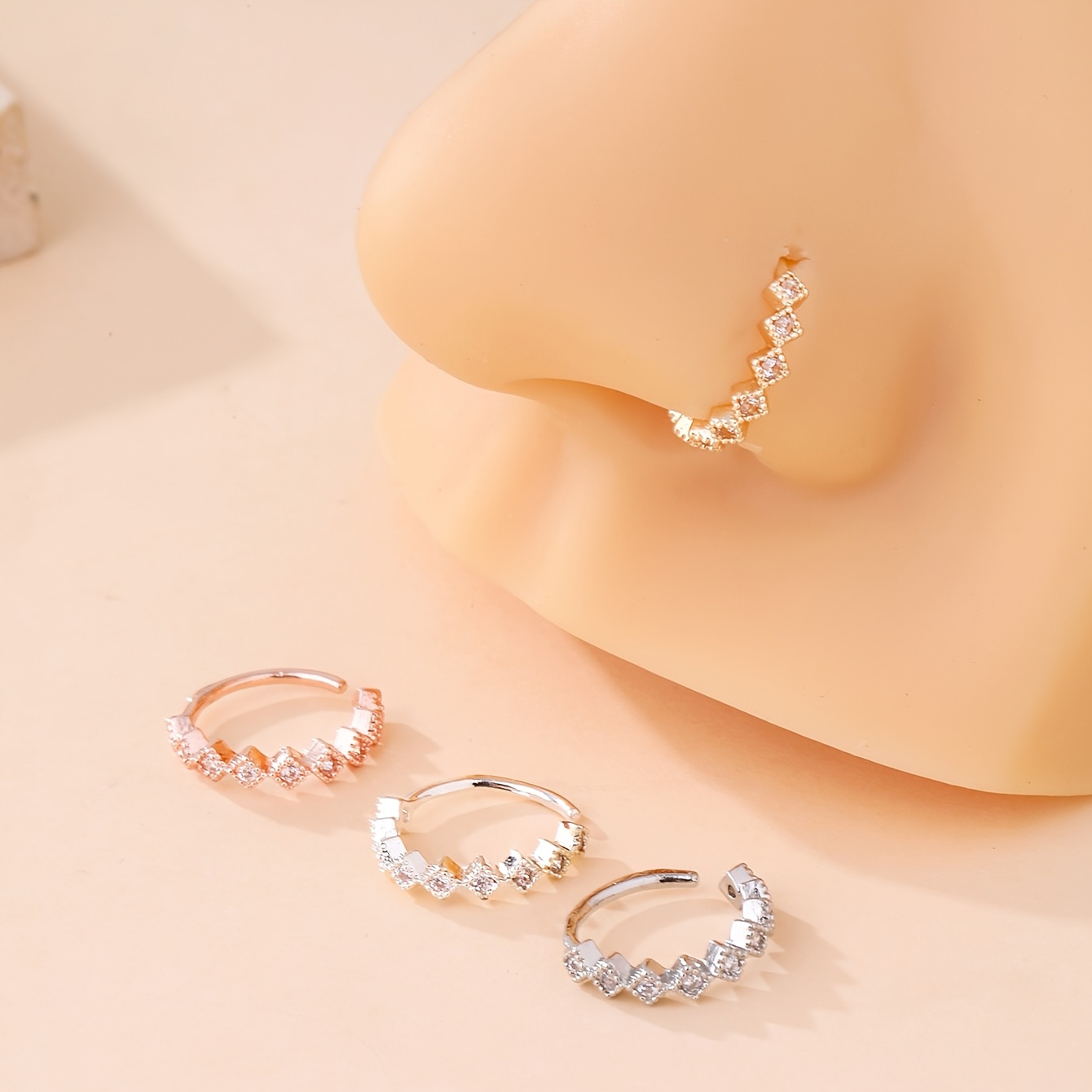 E-shop 4er-Set Eleganter Vintage Nasenring/Nasenstecker aus Kupfer mit eingelegtem synthetischem Zirkonia, quadratischer Block, gespleißt, durchbohrt,