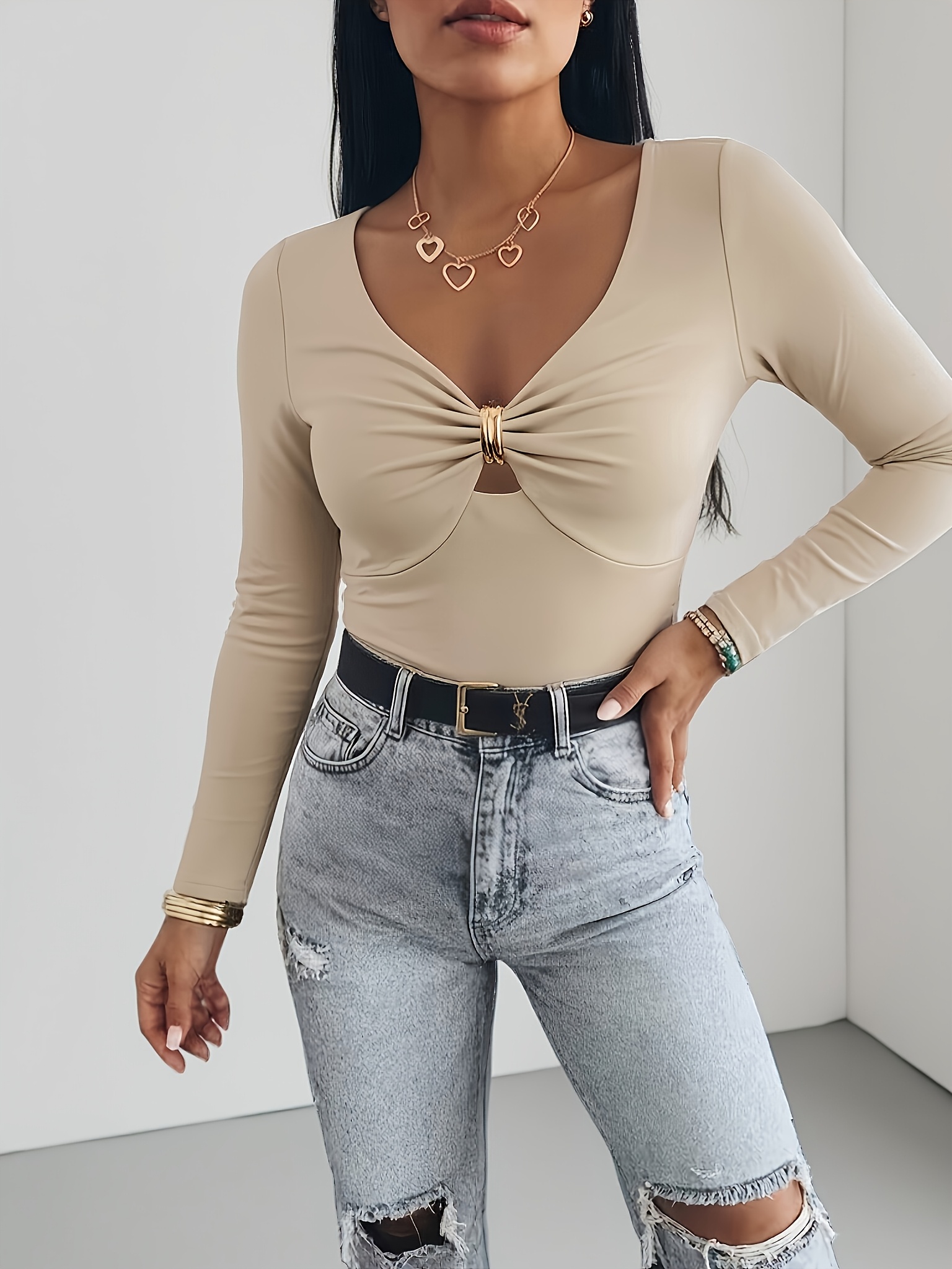 Top a maniche lunghe aderente con scollo a V, decorazione in metallo traforata plissettata, a tinta unita, alla moda ed elegante