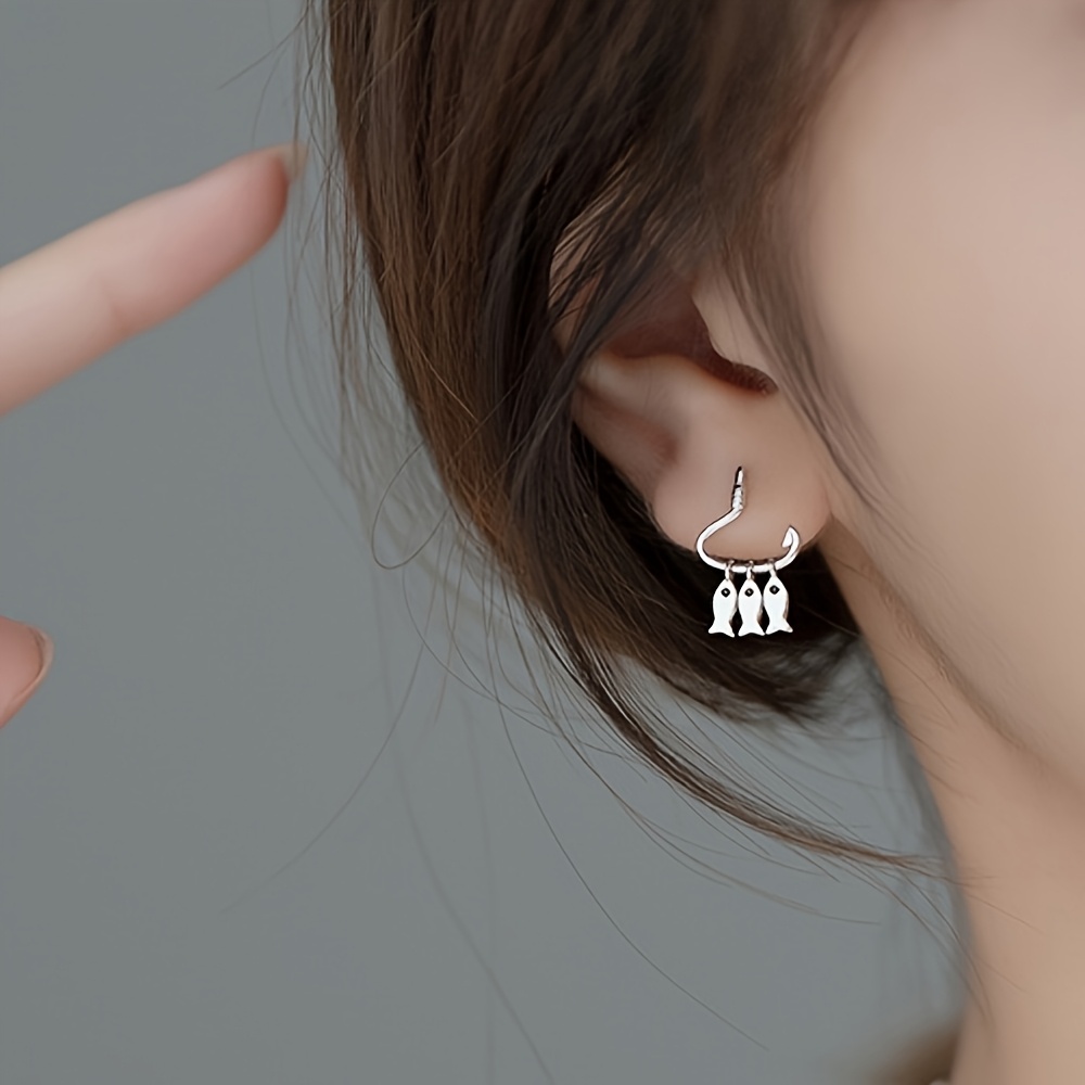TEMU Une paire de boucles d'oreilles mignonnes en acier inoxydable avec trois petits poissons, conçues dans un style de dessin animé original,