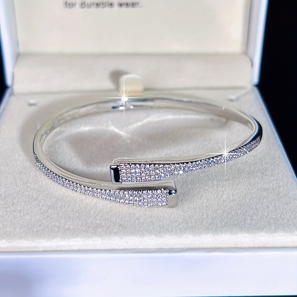E-shop 1 Armband, exquisit gestaltet mit einem schlichten doch luxuriösen Gefühl, ein verstellbarer Damenarmreif, der einen modischen eleganten Stil