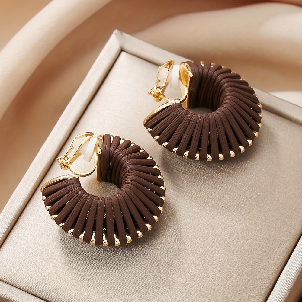 TEMU Une paire de boucles d'oreilles géométriques uniques et tendance, style européen et américain, idéales pour les tenues de soirée féminines