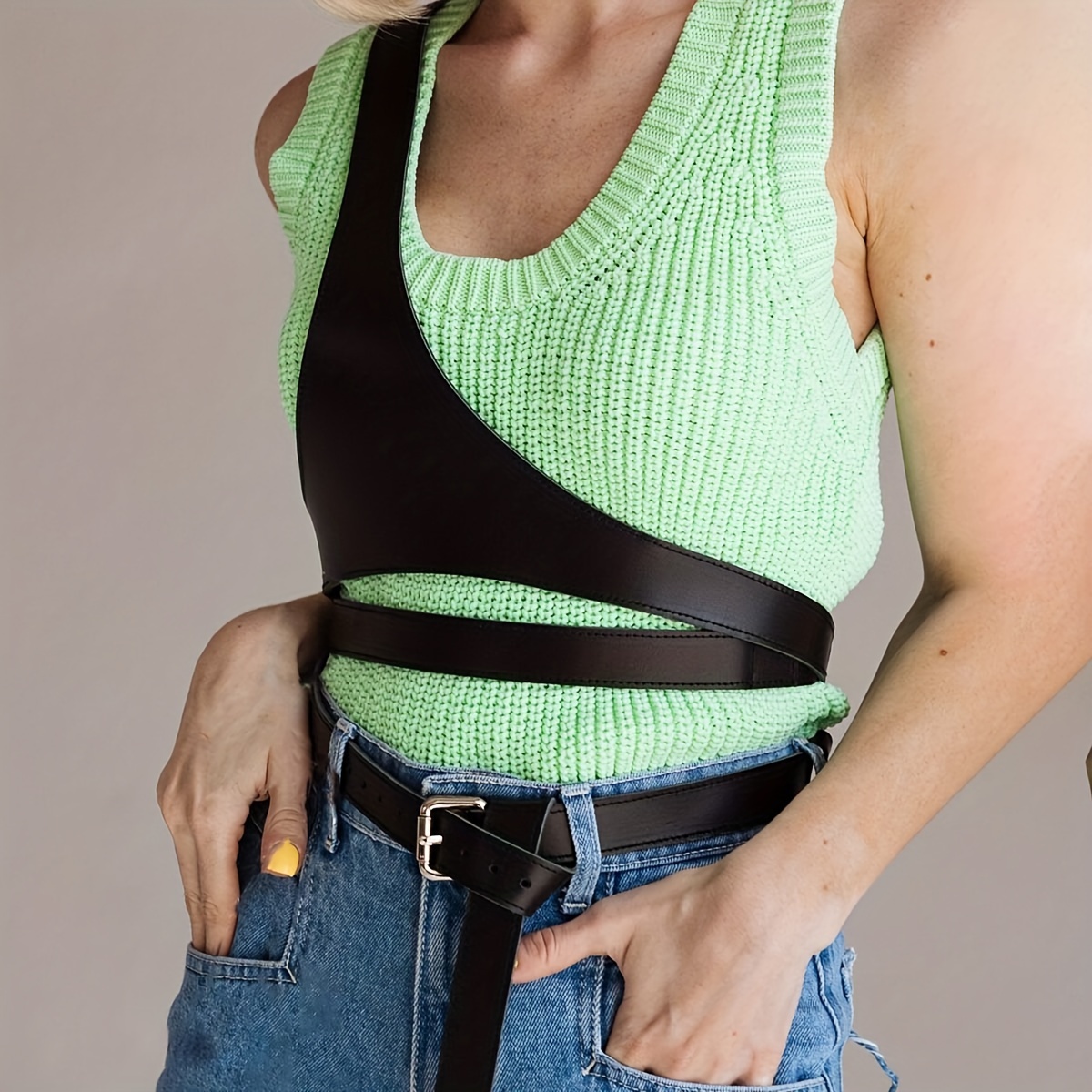 

Vêtement de mode pour femmes - Gilet corset à une épaule - Ceinture élégante en cuir PU réglable avec clous de style punk Y2K pour les loisirs, les festivals, les fêtes et les déplacements quotidiens.