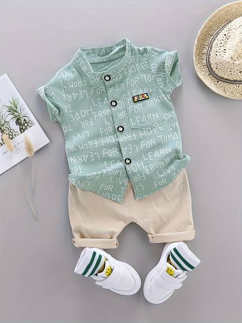 Nouveau ensemble d'été 2024 personnalisé pour garçons, comprenant une chemise à manches courtes avec col montant et imprimé de lettres sur tout le corps, et un short décontracté pour bébé. Ensemble deux pièces tendance pour enfants, idéal pour l'extérieur.