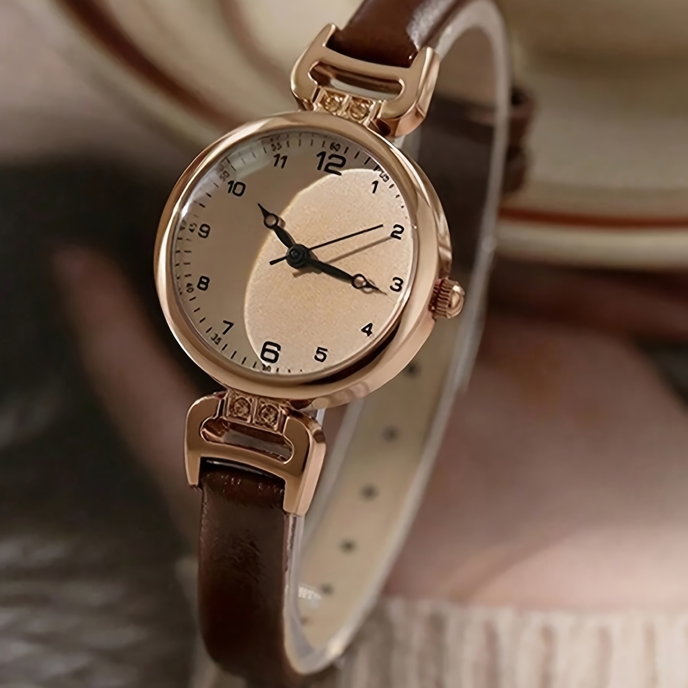 1pc Women's Faux Leather Band Round Dial Small Face Retro British Style Niche Luxury Quartz Watch, Suitable for Daily Wear