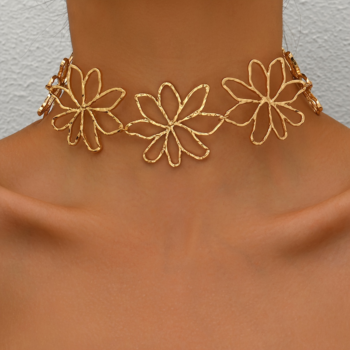 A Designed Hollowed-out Irregular Floral Choker Necklace