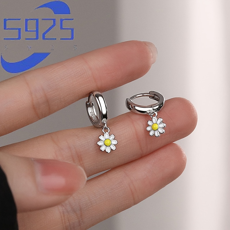 

Elegant Simple And Cute Mini Daisy Flower Pendant Hoop Earrings Design Copper Ear Piercing Jewelry