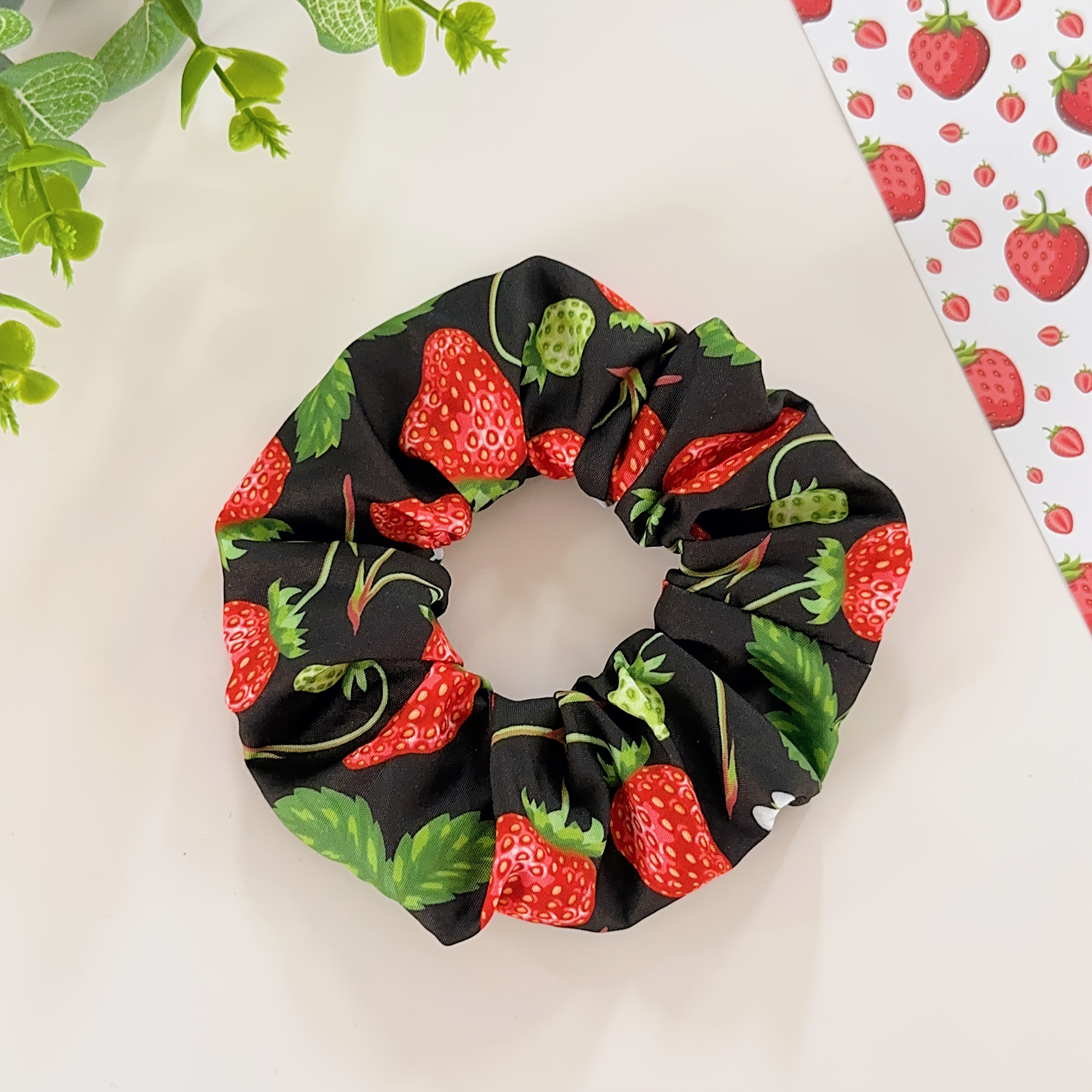 A Set 2pcs Sweet Elegant Strawberry Patterned Fabric Hair