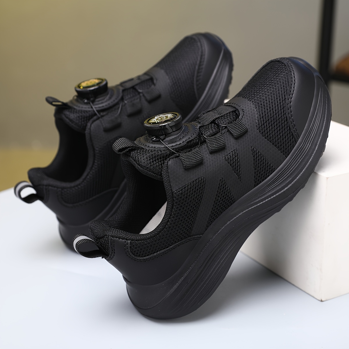 Boys' Running Shoes, Lightweight Student Shoes, Breathable Mesh Upper, Rotating Buckle Lacing, Outdoor Sports Casual Shoes. Suitable for All Seasons, Ideal for Running Shoes, Daily Casual and School Wear