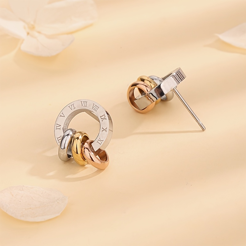 E-shop Ein Paar strukturierte, hypoallergene Ohrringe aus 316 Edelstahl: Stilvolle römische Ziffern-Stecker mit einem bohemian-minimalistischen Design,