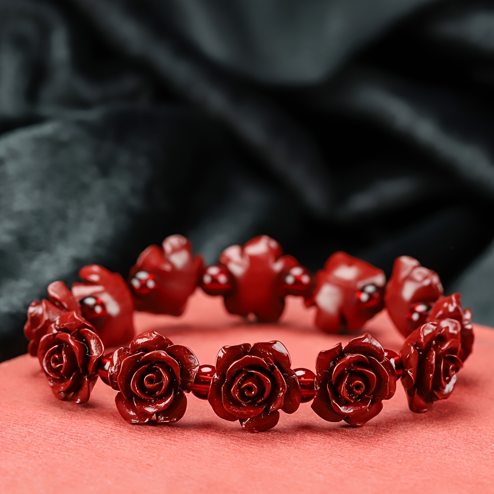 E-shop Ein handgefertigtes Rosenblumen-Armband. Es verfügt über Blut-Achat- und Bienenwachsperlen als Zusatz. Dieses Naturstein-Armband ist ein tolles