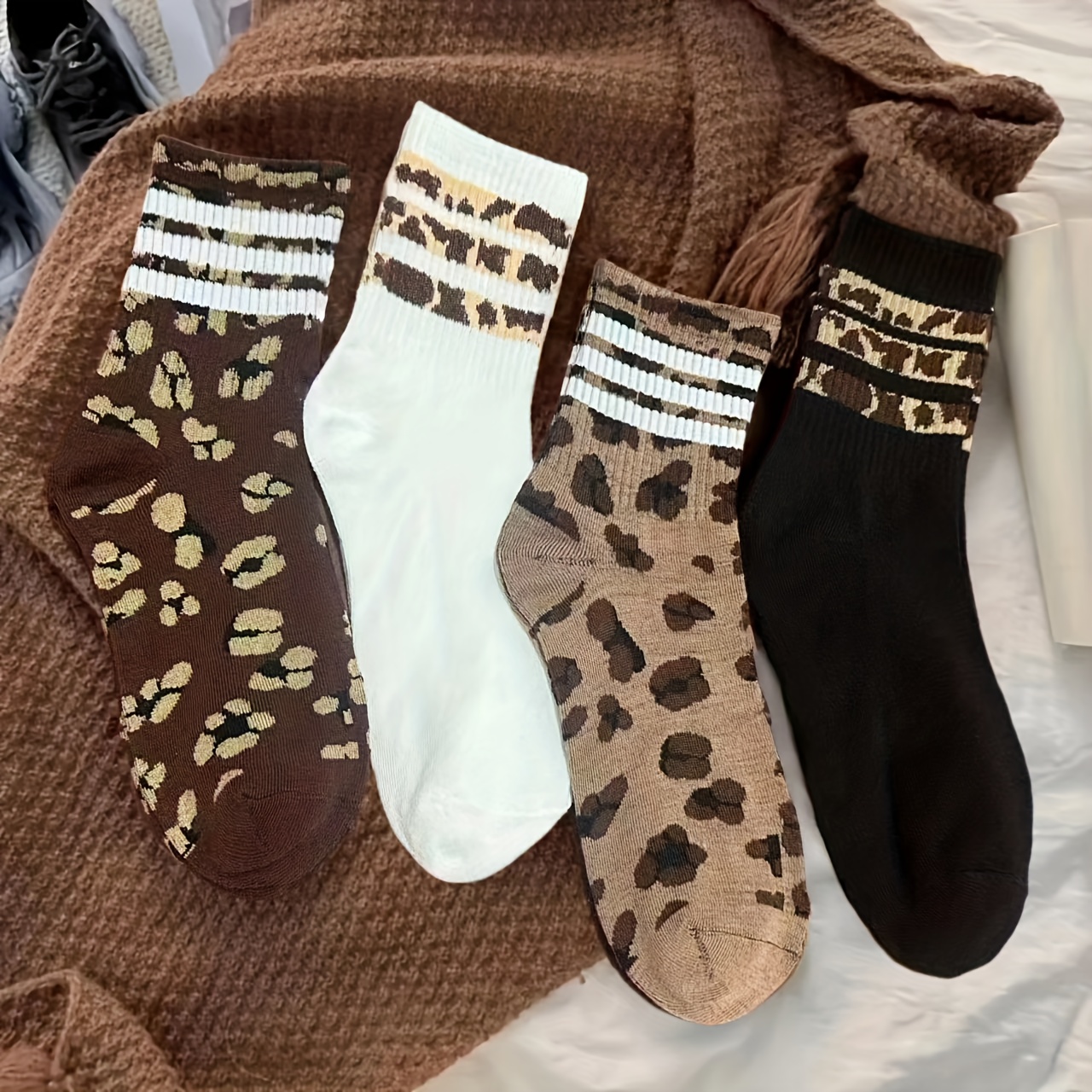 E-shop 4 Paar Damenmode Mid-Calf Socken, gestreifte Leopard-Print Trend Socken, bequeme weiche Sportsocken, geeignet für alle Jahreszeiten