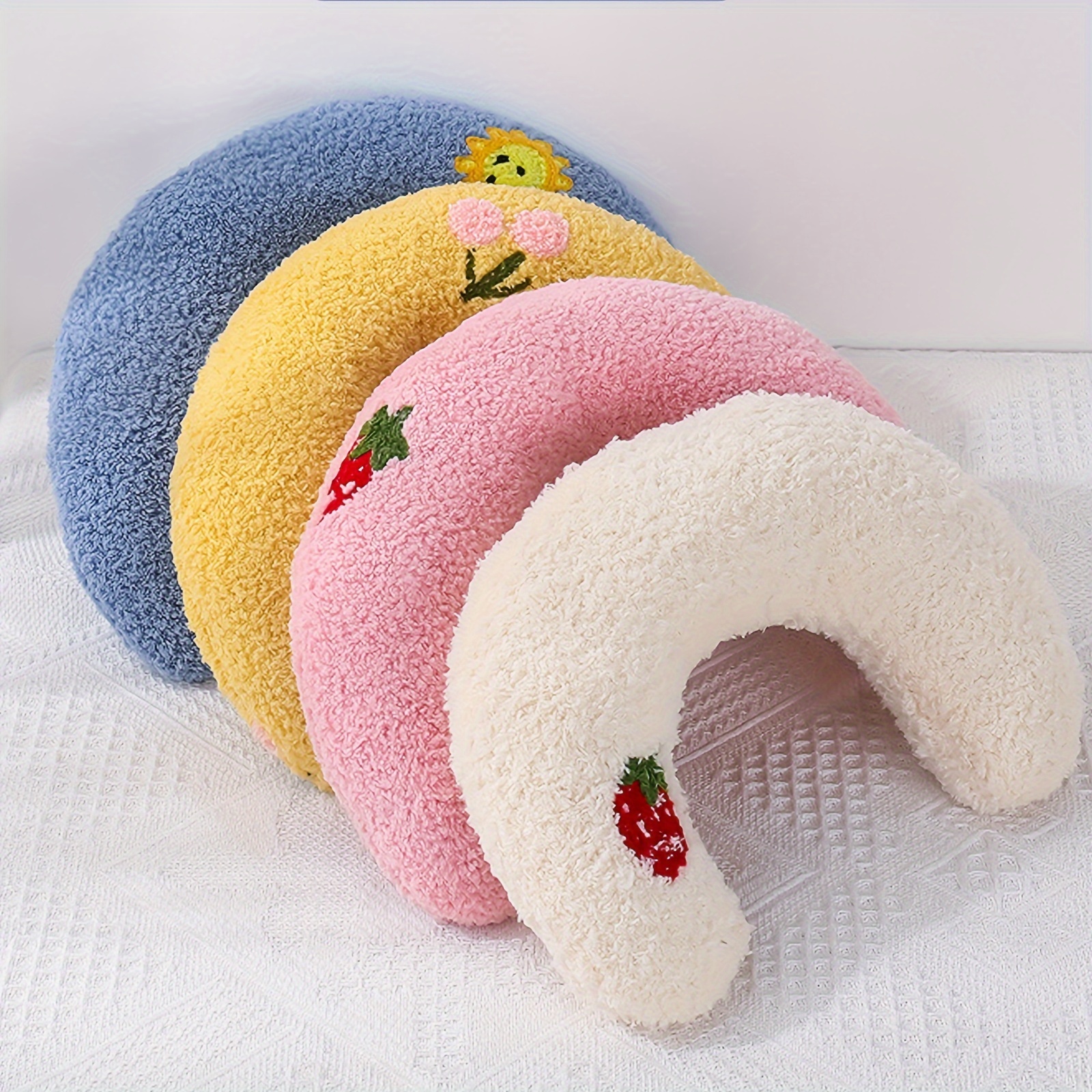 

Cozy Plush U-shaped Pet Pillow Toy For Dogs & Cats - Neck Support, All-season Comfort