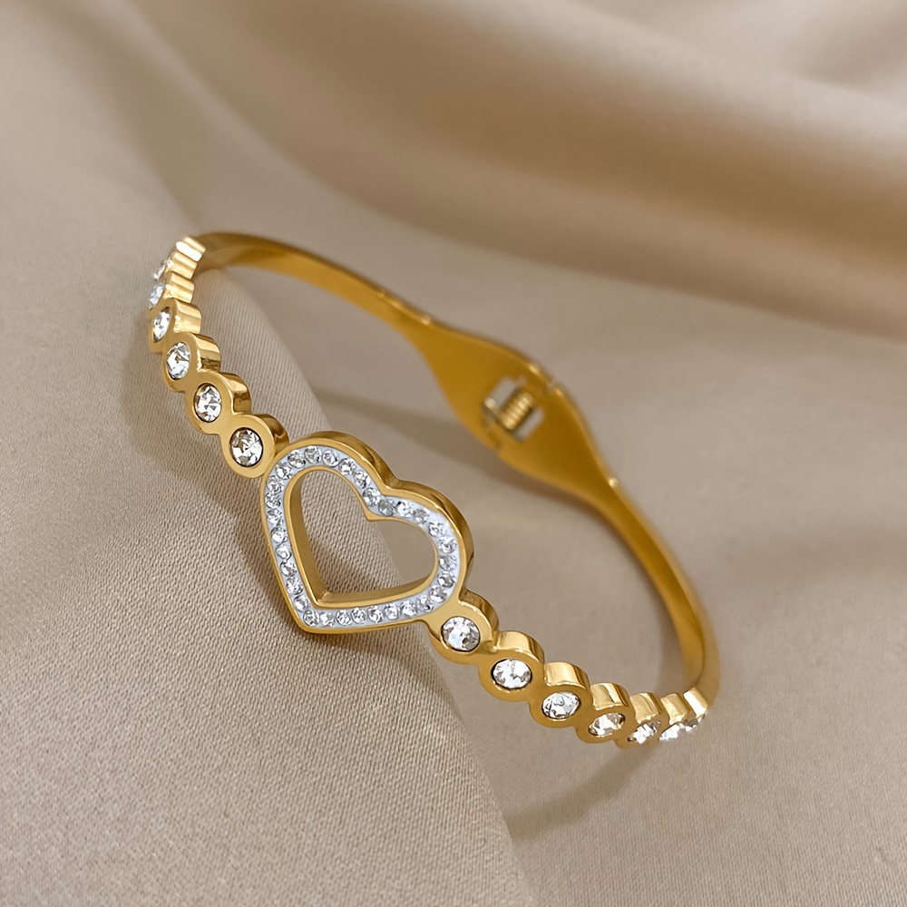 E-shop Modisches schickes Edelstahl-Bundarmband mit eingelegtem hohlem Herz, goldenes Armreif-Armband