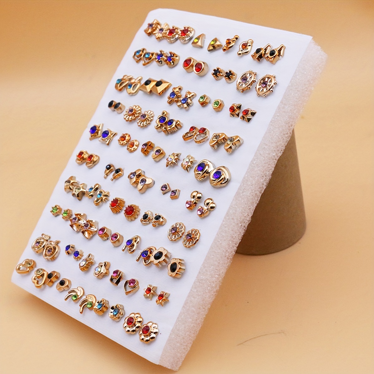 Conjunto de 50 Pares de Pendientes Pequeños de Resina y Plástico con Aguja de Pegamento de Mezcla Aleatoria