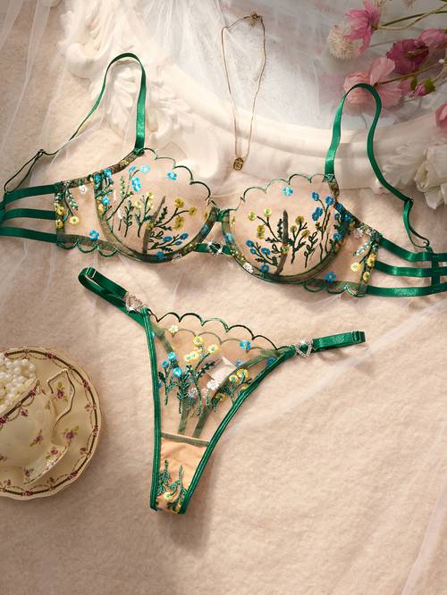 dunkelgrünes einlagiges besticktes set, bestehend aus einem hübschen durchsichtigen bügel-bh mit kleinem blumenmuster einem verstellbaren tanga mit herzförmigem liebesverschluss. dieser bh mit mittlerem halt niedrig geschnittene damenschlüpfer sind stimmungsaufhellendes paar-outfit,