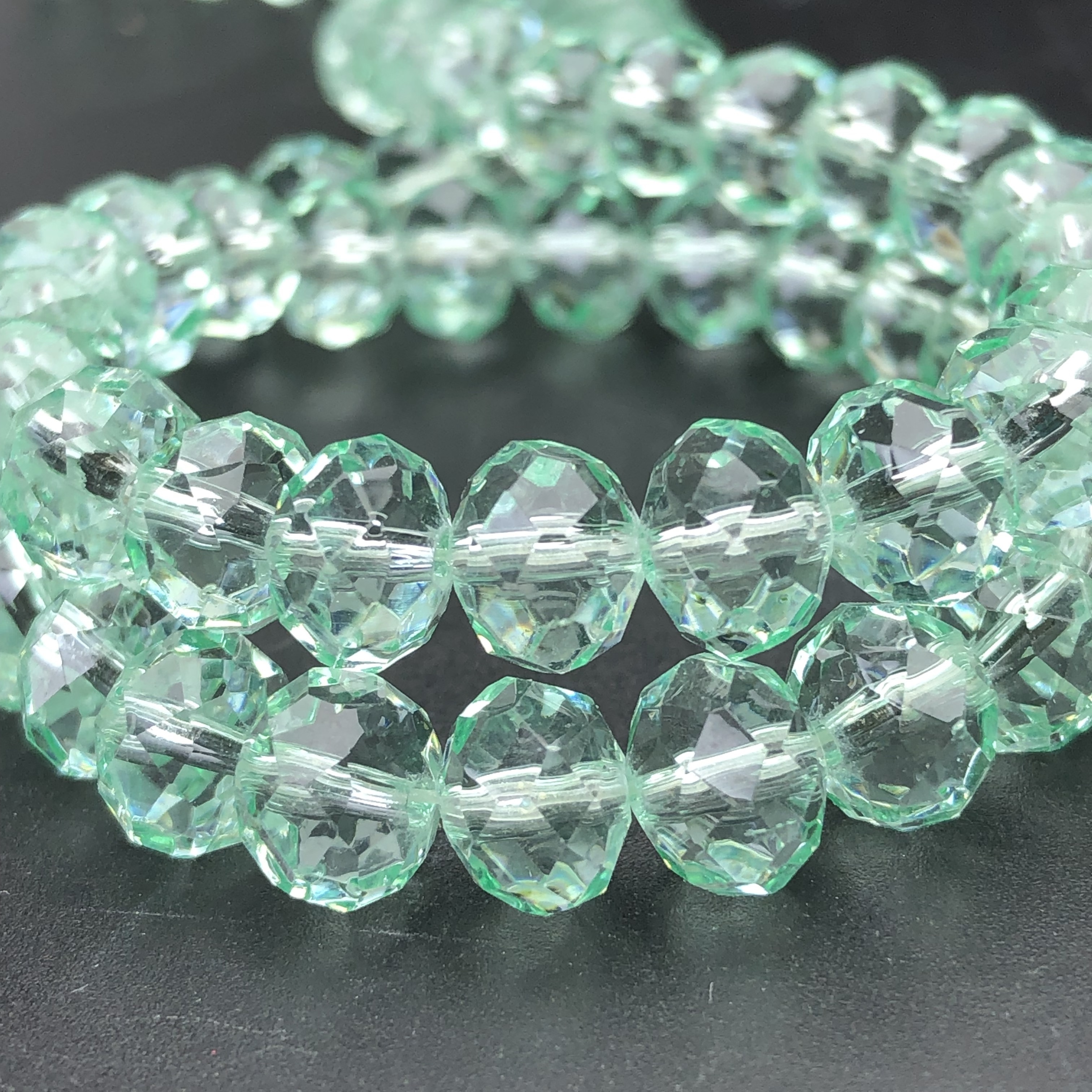 

Perles de cristal artificielles Eleanbeads , perles de verre tchèque facetées vert pour la création de bijoux, bracelets DIY, et accessoires - tailles 3mm, 4mm, 6mm, 8mm