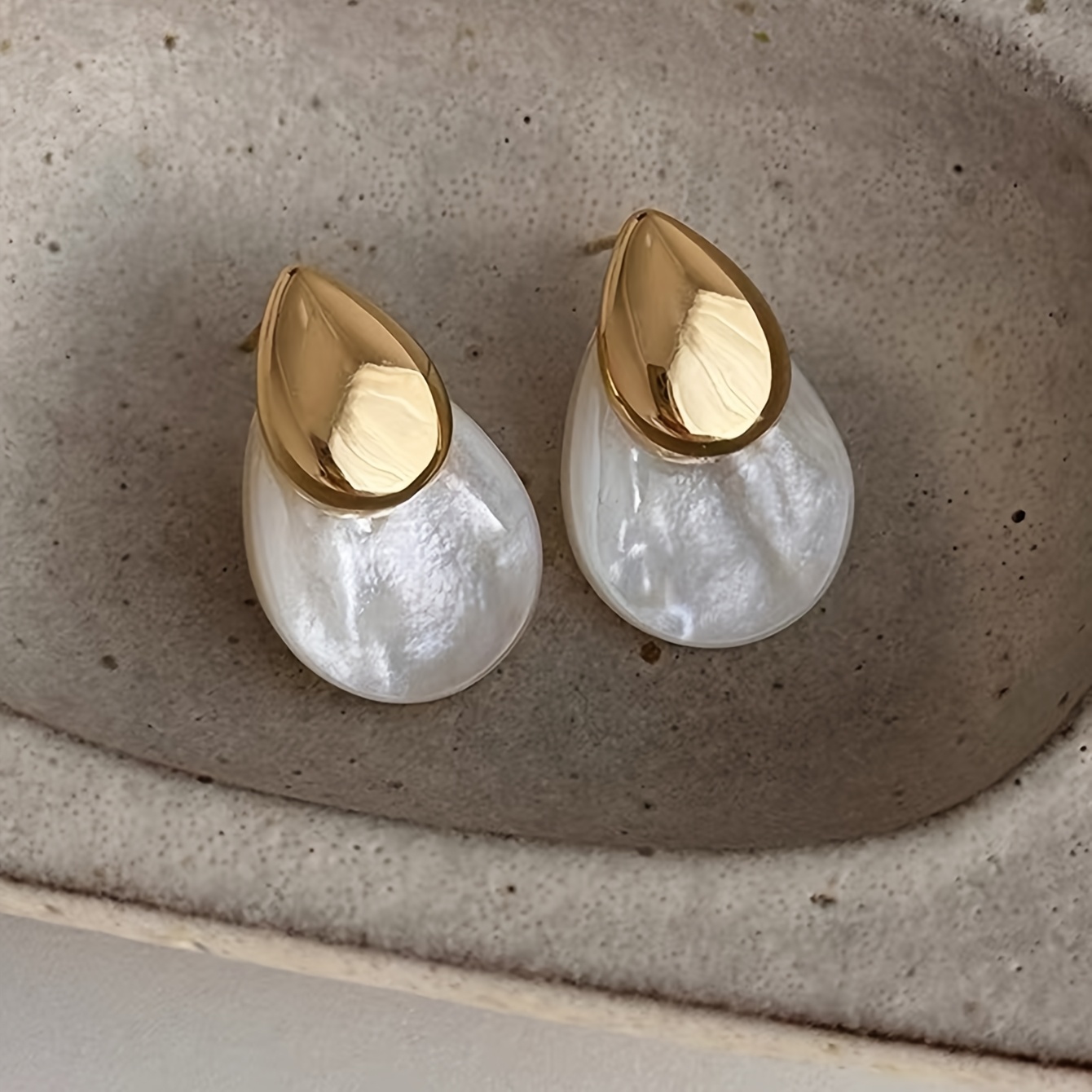 TEMU Une paire de clous d'oreilles pour femme en acrylique, style français simple et élégant, de , de luxe léger, pour , les fêtes, , haut de gamme,