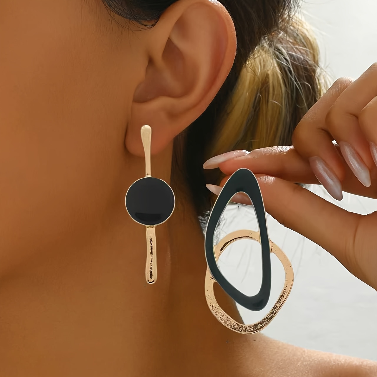 E-shop 1 Paar LXALRY 'Asymmetrische Hängeohrringe - Modernes Minimalistisches Retro Unregelmäßiges Geometrisches Design, Asymmetrisches Gewicht für
