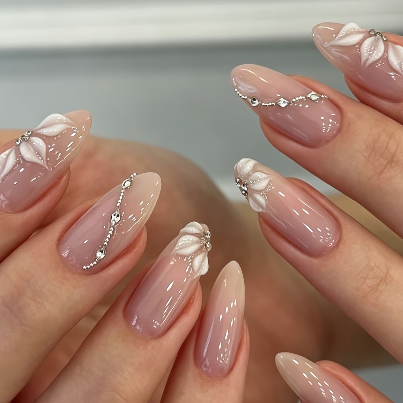 TEMU Set di unghie finte coreane minimal nude a mandorla, 10 pezzi, con catena argentata 3D a petali e strass, kit riutilizzabile per feste nuziali e