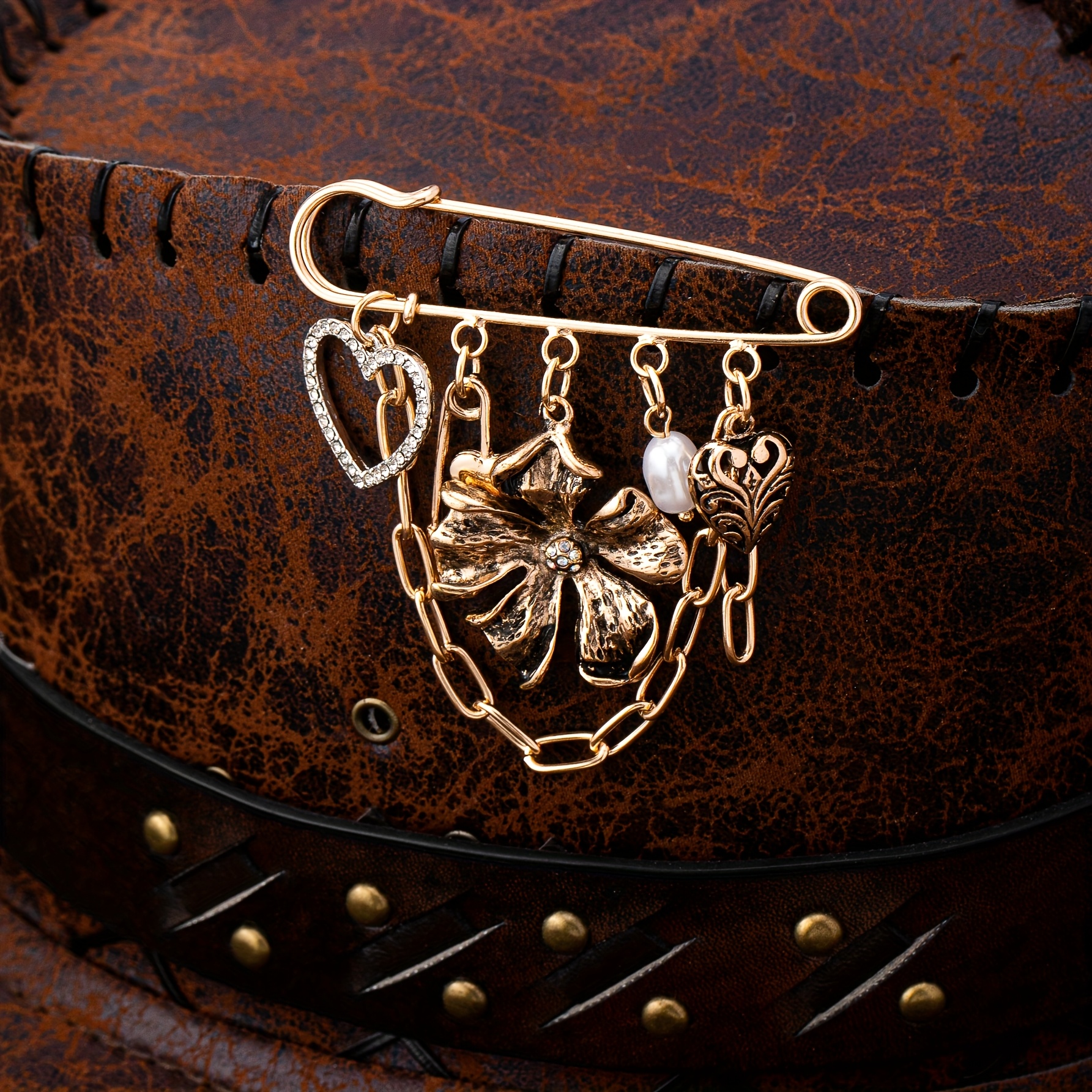 Image of Western Cowboy Style Heart Horseshoe Wings Star Flower Pendant Fashion Brooch For Women, Suitable For Daily Wear, Vacation, And Gift