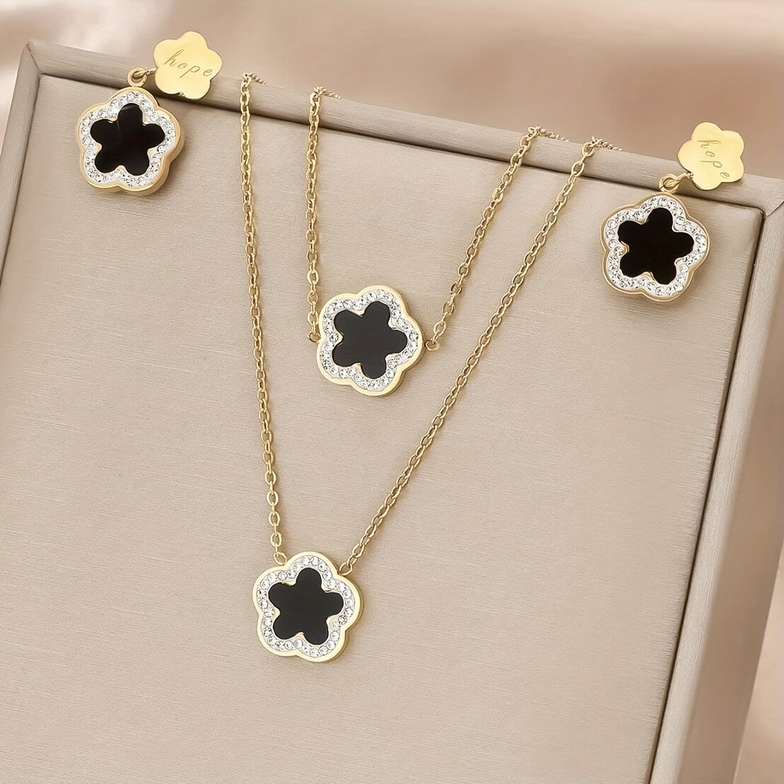 

4pcs Set Of Golden Stainless Steel Gold-plated Flower Necklace Bracelet Earrings Combination Suit Retro Simple Fashion Trend Joker Ladies And Lovers Street Daily Commuting Holiday Party To Wear.