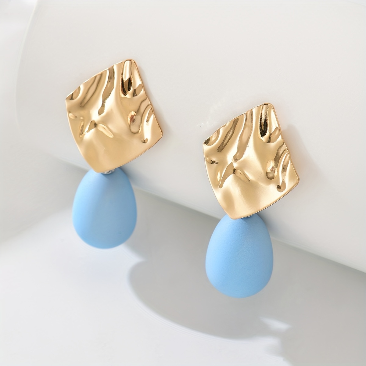 A Pair Of Egg-shaped Oil- Diamond-shaped Earrings With A