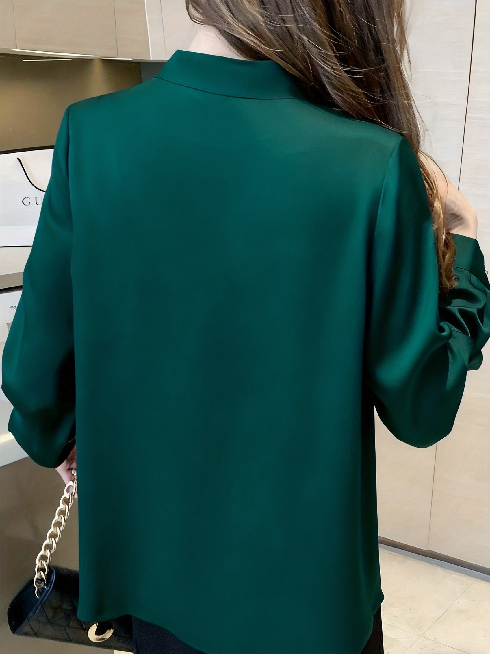 Elegante Blusa de Satén Inspirada en el Medio Oriente para Mujer - Camisa de Manga Larga con Cuello en V y Detalle de Lazo en Color Burdeos Sólido, Lavable a Máquina y Ajuste Sastre para Uso en Todas las Estaciones, Atuendo Formal, Acabado Elegante