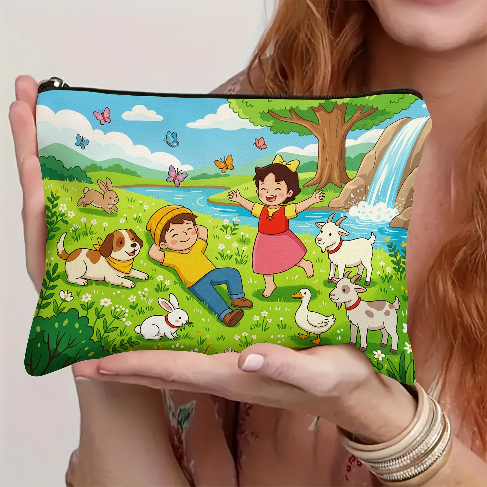 E-shop Dieses bezaubernde Cartoon-Druckdesign mit spielenden Kindern Tieren in einer ländlichen Umgebung ist für eine Reise-Schminktasche. Hergestellt