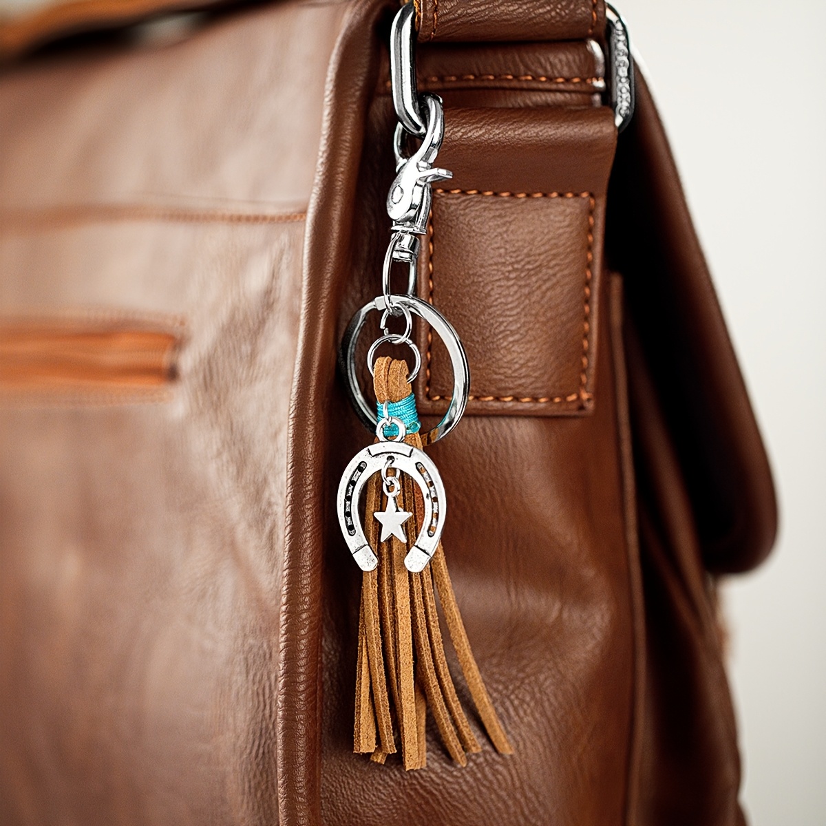 Image of A Vintage Western-style Korean Velvet Tassel Pendant Keychain, Featuring A Horseshoe , Perfect For Bags Or Car Keys. Ideal For Everyday Casual Wear Or As A Gift For Birthdays And Holidays