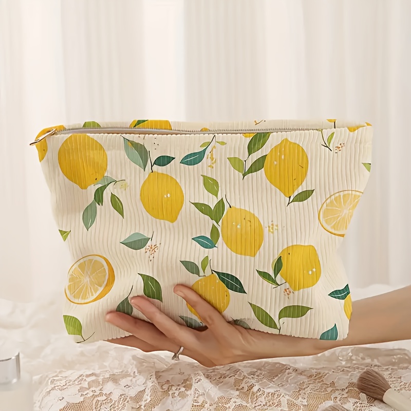 E-shop Eine Make-up-Tasche aus Cord mit Zitronenmuster, mit Reißverschlussfutter und einem geräumigen Aufbewahrungsfach, für Reise-Toilettenartikel
