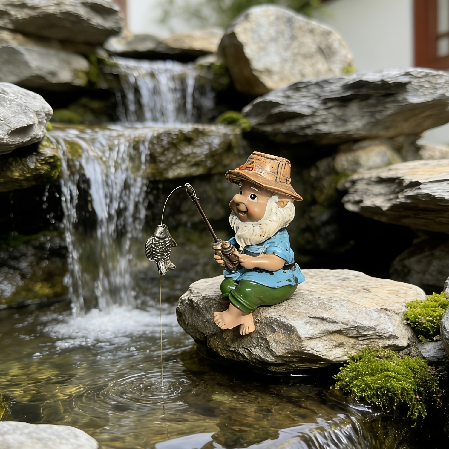 E-shop 1 Stück Lustiger -Gnom Gartenzwerg Figur - Resin Cartoon Gartendeko mit Angelrute & Fisch, Outdoor/Garten Teichdekoration geeignet für