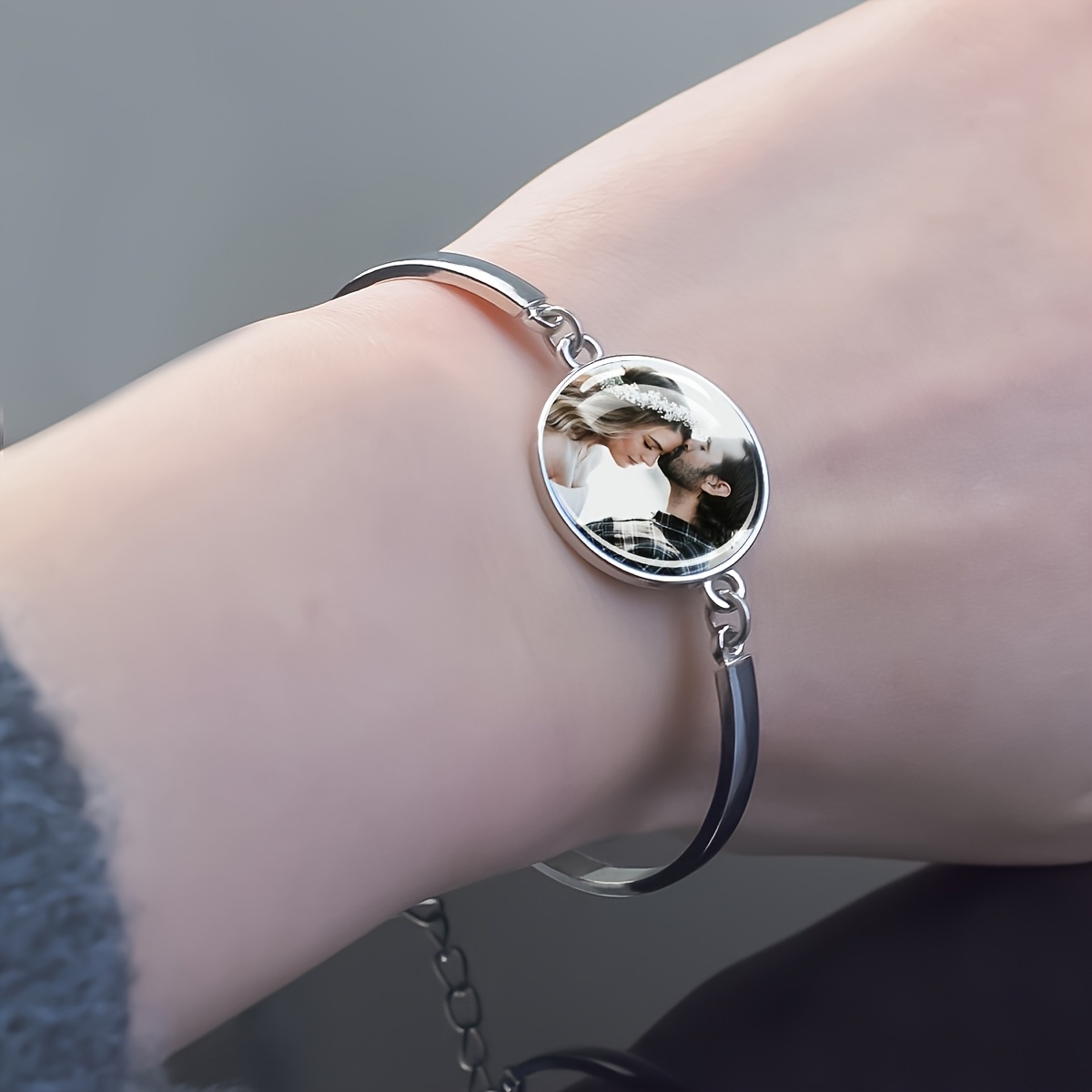 TEMU A Personalized Photo Bracelet That Customized With Pictures Of Couples Or Pets, Suitable For Men And Women. This Glowing Glass Dome Bracelet