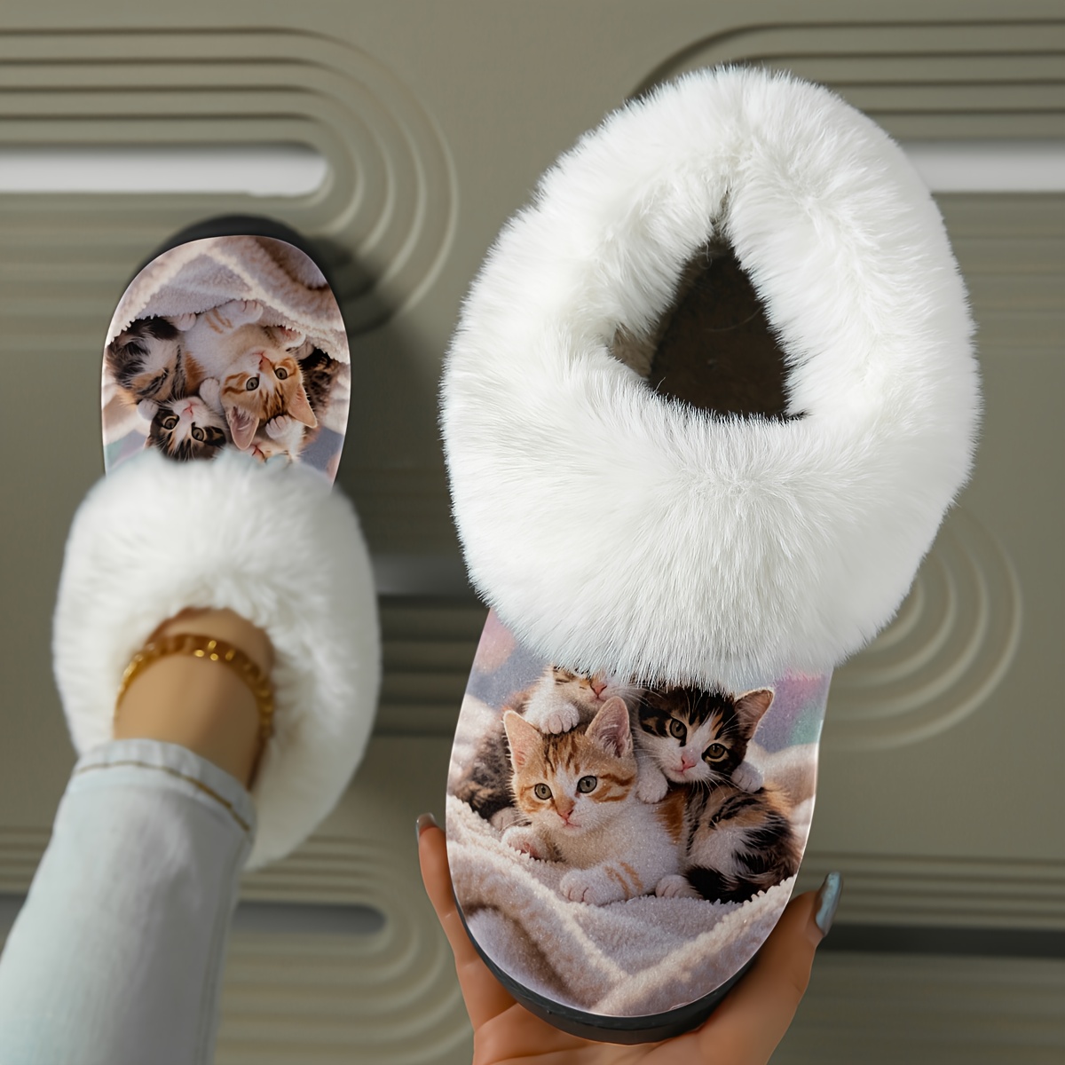 Dames Pluche Winter Pantoffels met Schattig Kitten & Pootafdruk Design - Knusse Fleece Gevoerde Slip-On Huis Schoenen, Machinewasbare Zachte Stof Bovenkant & TPR Zool, Perfect Cadeau Voor Huisdierliefhebbers, Halloween & Kerst, Leuke Pantoffels, Binnenshuis Schoenen