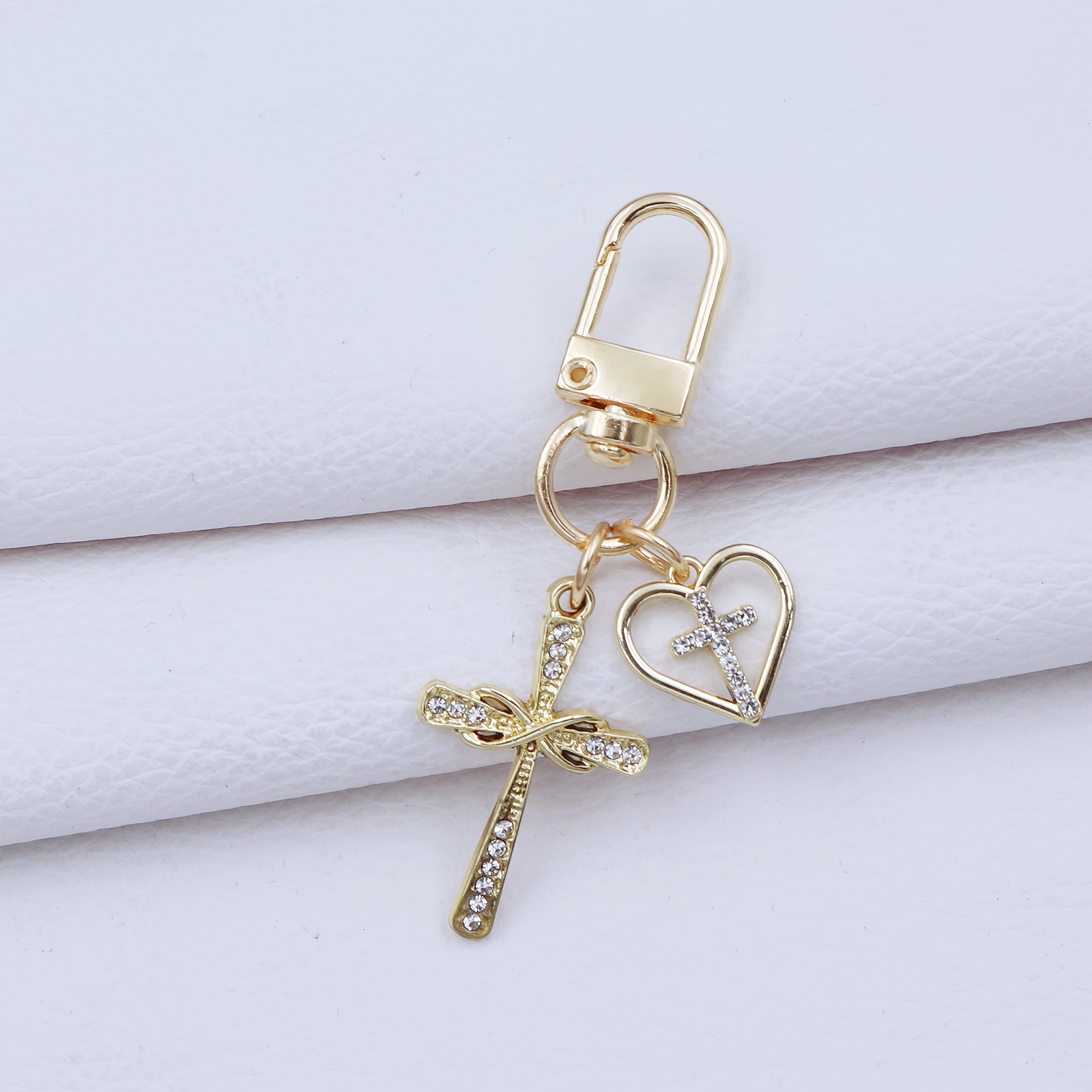Exquisite And Compact Heart-shaped Alloy Keychain, Suitable As A Decorative Gift For Parties And Other Occasions, Used To Decorate Gifts, Backpacks, And As A Keychain.
