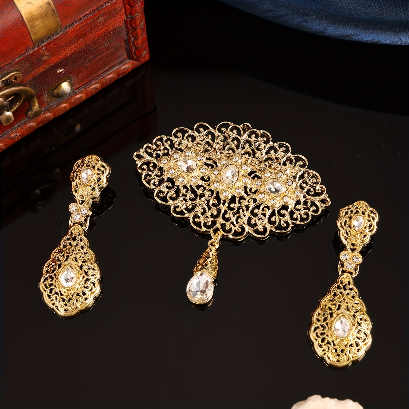 E-shop Ein dreiteiliges Damen-Schmuckset im Vintage-Ethno-Stil mit luxuriöser Strass-gelegter Hohl-Brosche aus Legierung, Revers-Anstecker und