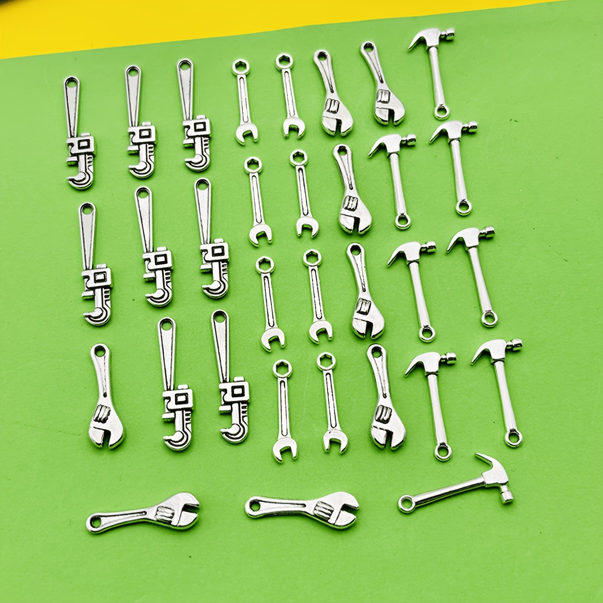 TEMU Ensemble de 32 pendentifs outils, breloques de clé/-, matériaux pour et bracelets faits à , ajouts de bijoux de style cool individuels,