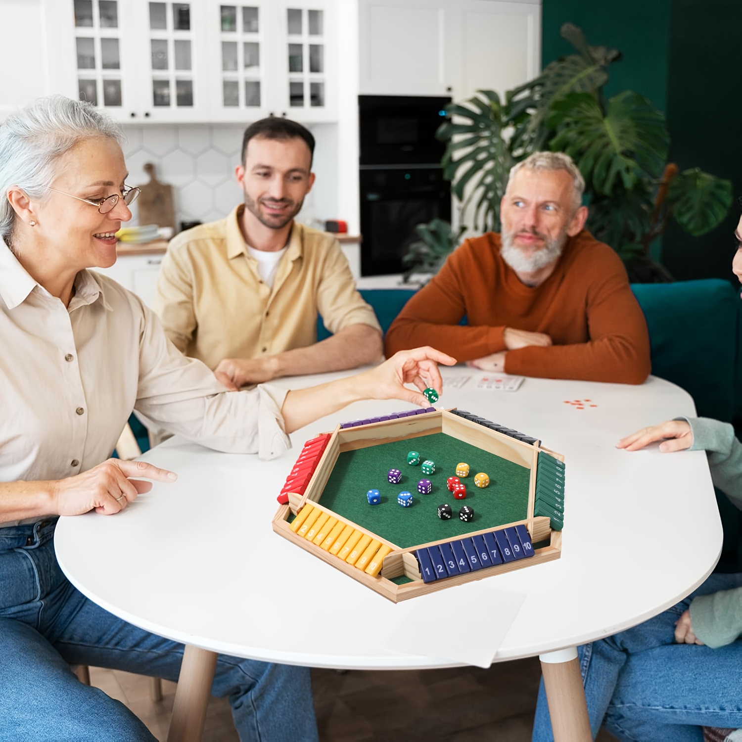 Jogo de Dados NeslGenc em Caixa de Madeira, Pessoas, Jogo de Tabuleiro de Mesa Aprimorado, Vem com 12 Dados, Versão de Viagem Adequada para Festas de Entretenimento em Família, Bares, Presentes de Ação de Graças/Natal/Ano Novo, Forma e Cor dos Detalhes Aleatórios