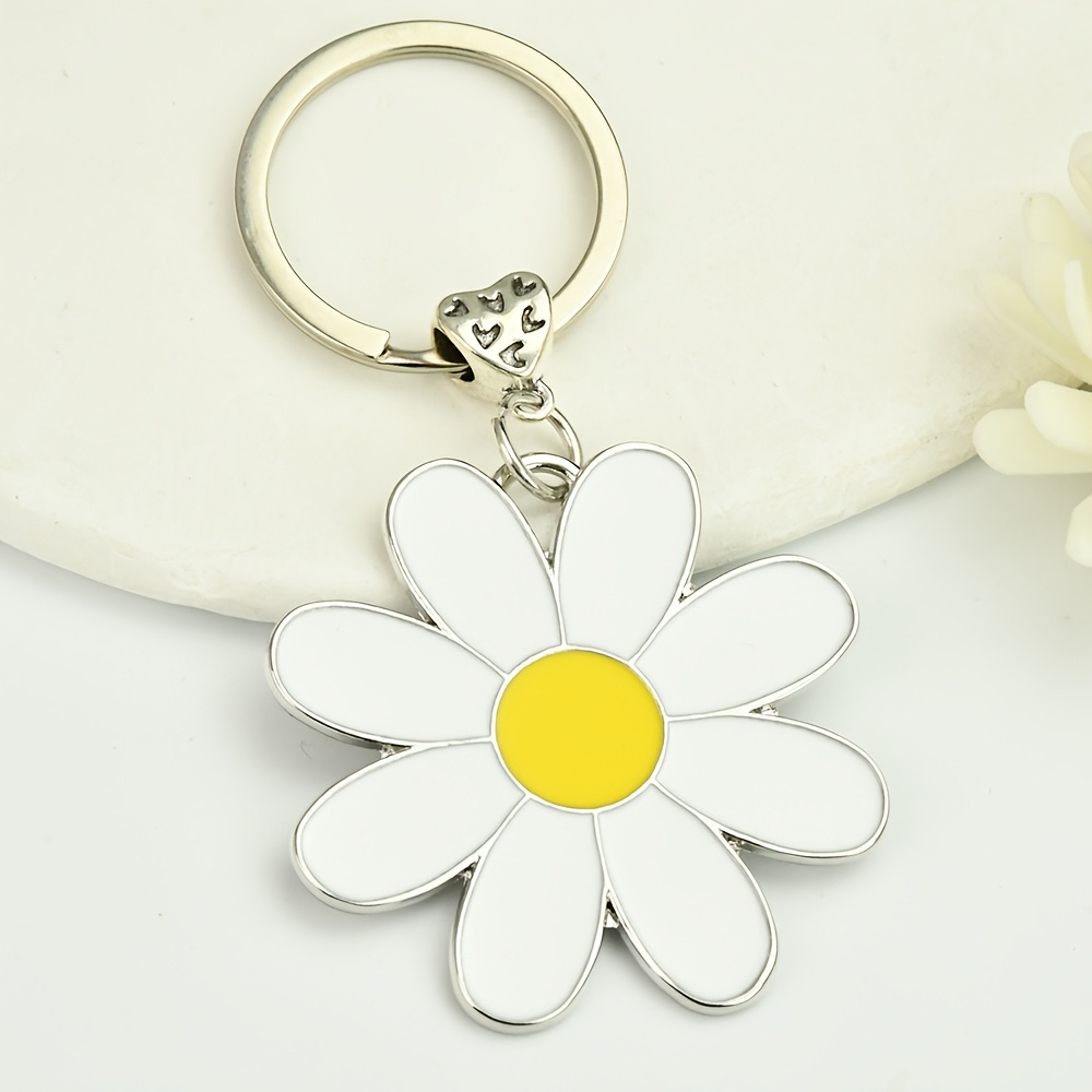 Simple Creative Bag Accessories White Chrysanthemum Key Chain Campus Street Personality Men's Clothing Accessories Alloy Material Diy Chrysanthemum Car Key Pendant Holiday Are For Men And Women