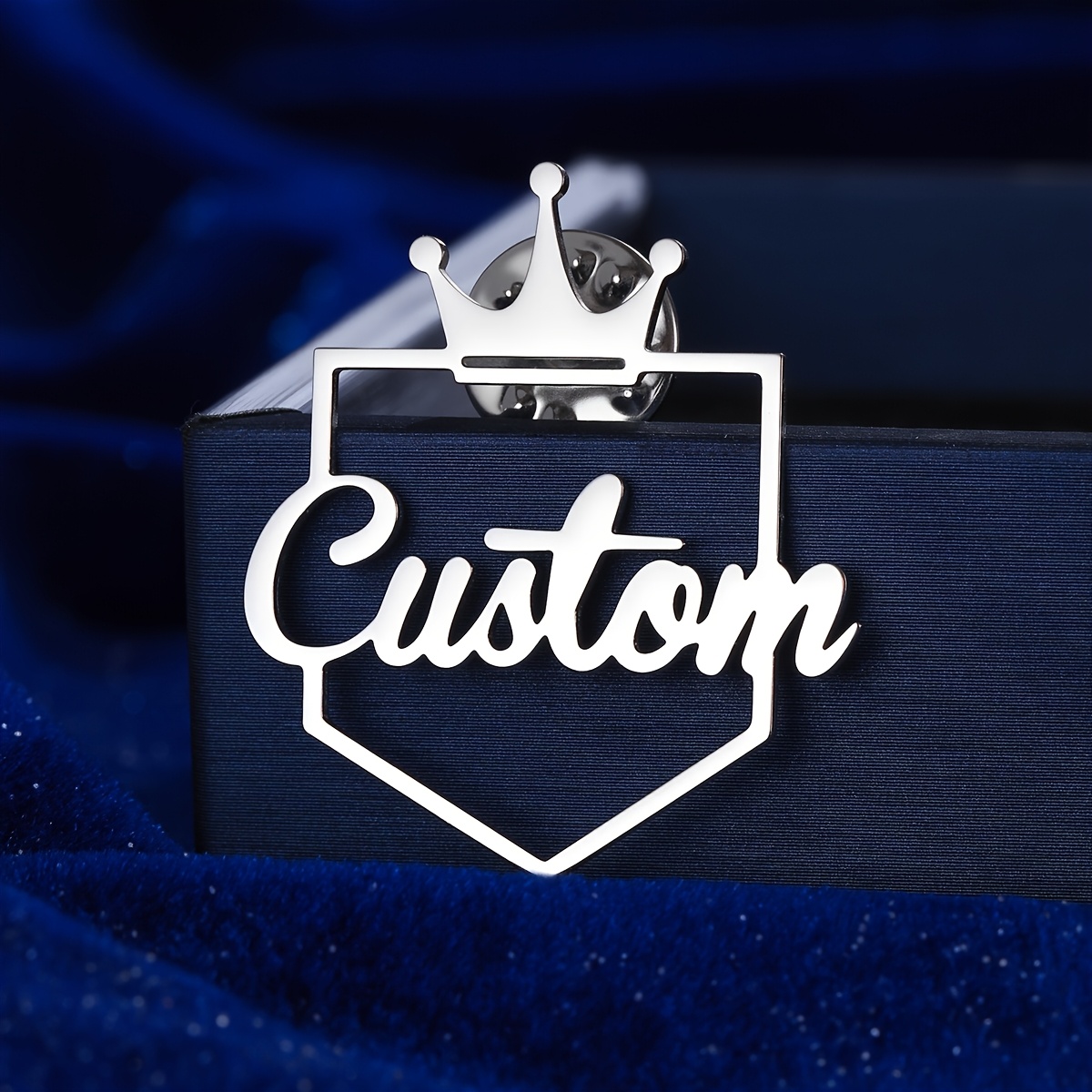 E-shop Herren Edelstahl Anpassbarer Reversnadel - Personalisierte Hohlbriefchen-Brosche mit Kronendesign, Elegantes Formelles Zubehör für den ,