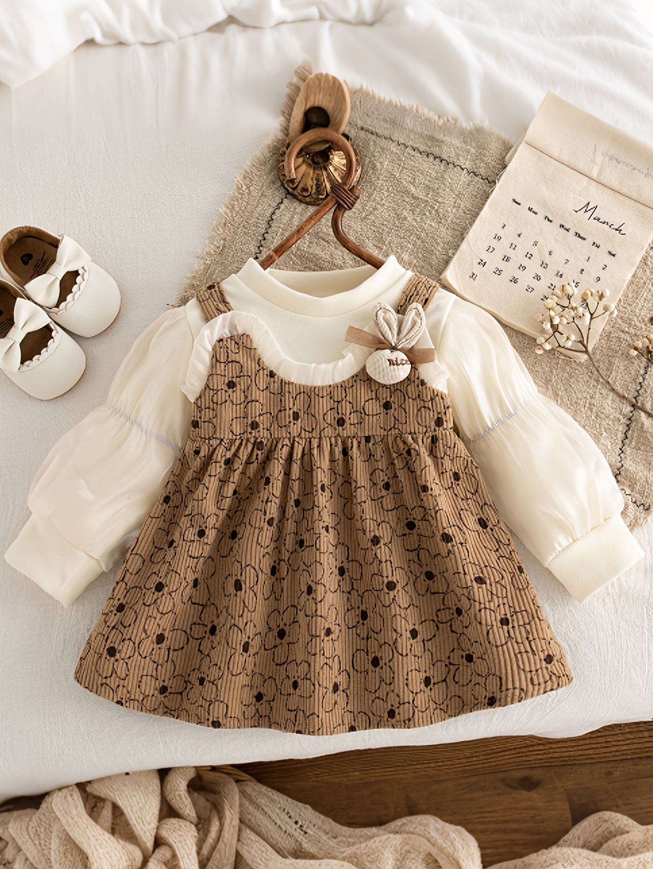 Robe longue à manches longues pour filles avec imprimé floral, ourlet à volants et détail nœud - Design bicolore marron et blanc, tissu doux non extensible, idéale pour les fêtes d'anniversaire d'automne et les sorties décontractées, robes pour filles, vêtements d'automne pour bébés, style de bébé joueur, vêtements confortables pour bébés, pour l'extérieur